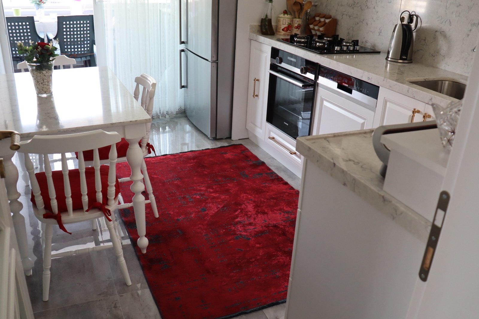 Erikli mahallesi Country masa, sandalye ve mutfak dolabı